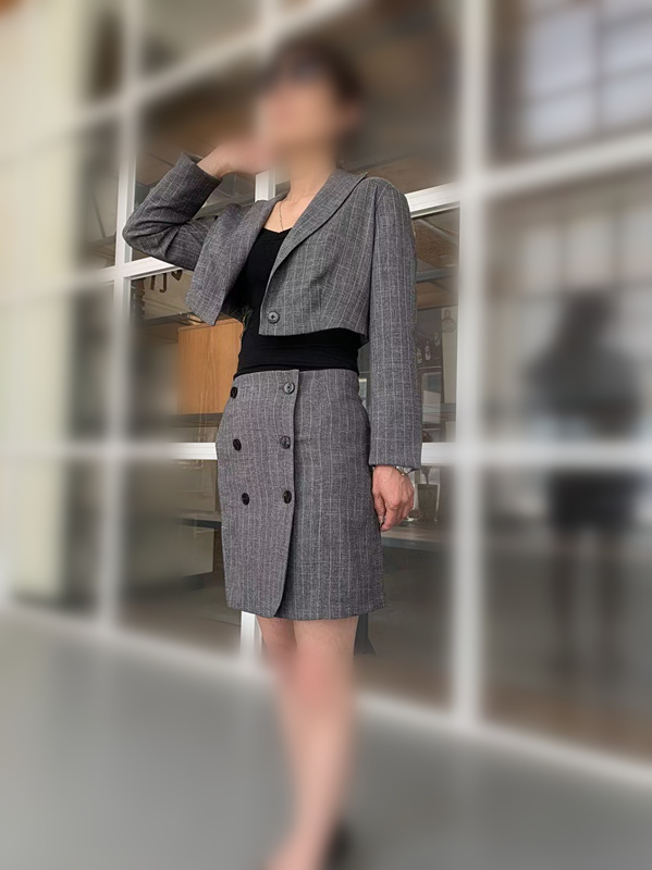 灰色条纹双排扣迷你裙和短款西装外套套装